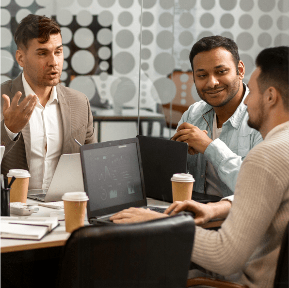 Personas resolviendo preguntas sobre un proceso administrativo